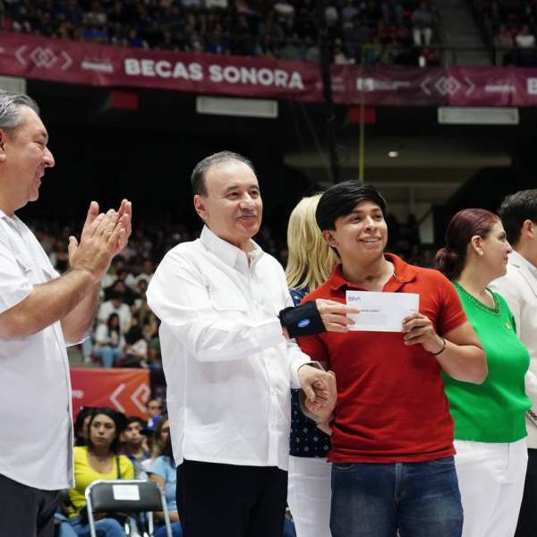 Entrega más de 13 mil becas a estudiantes de universidades públicas